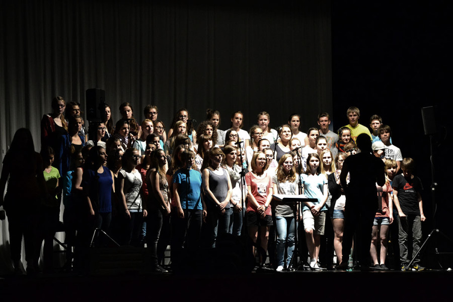 Chor-Soundcheck in Bietigheim. 60 motivierte und talentierte Teens über 8 Kondensator-Mikrofone und 4 dynamische Handmikrofone.