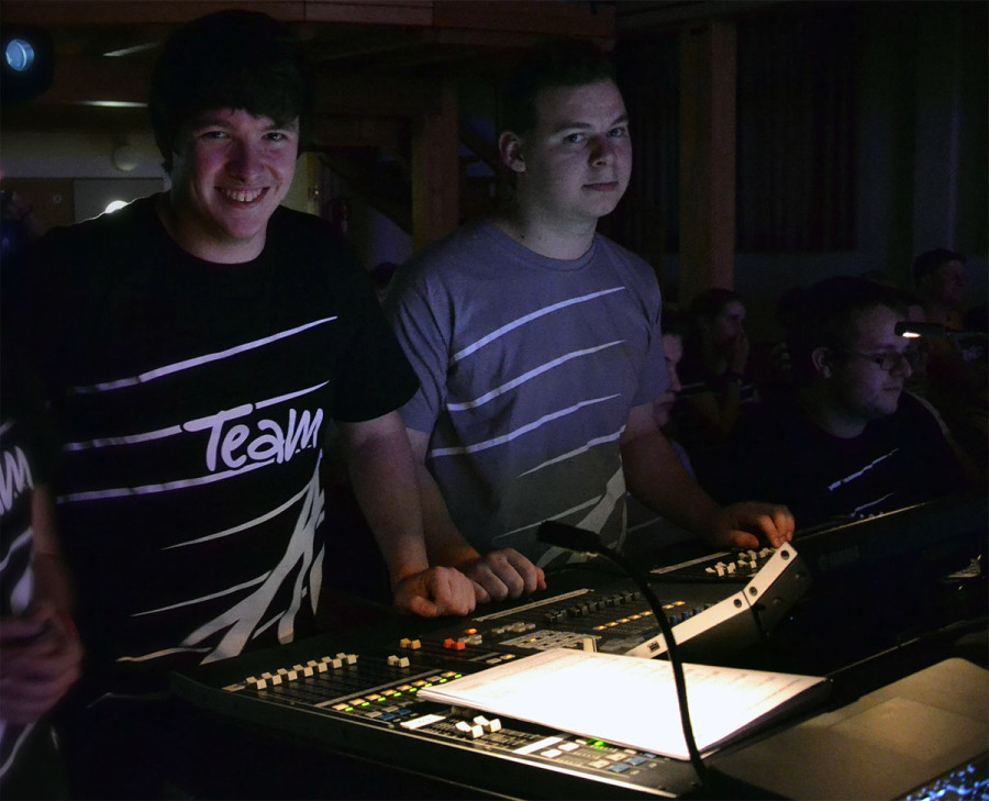 FOH-Team: Mein top Hilfstechniker Joel (rechts) und ich (links) - sowie Lichttechniker Theo (ganz rechts) beim letzten Konzert.